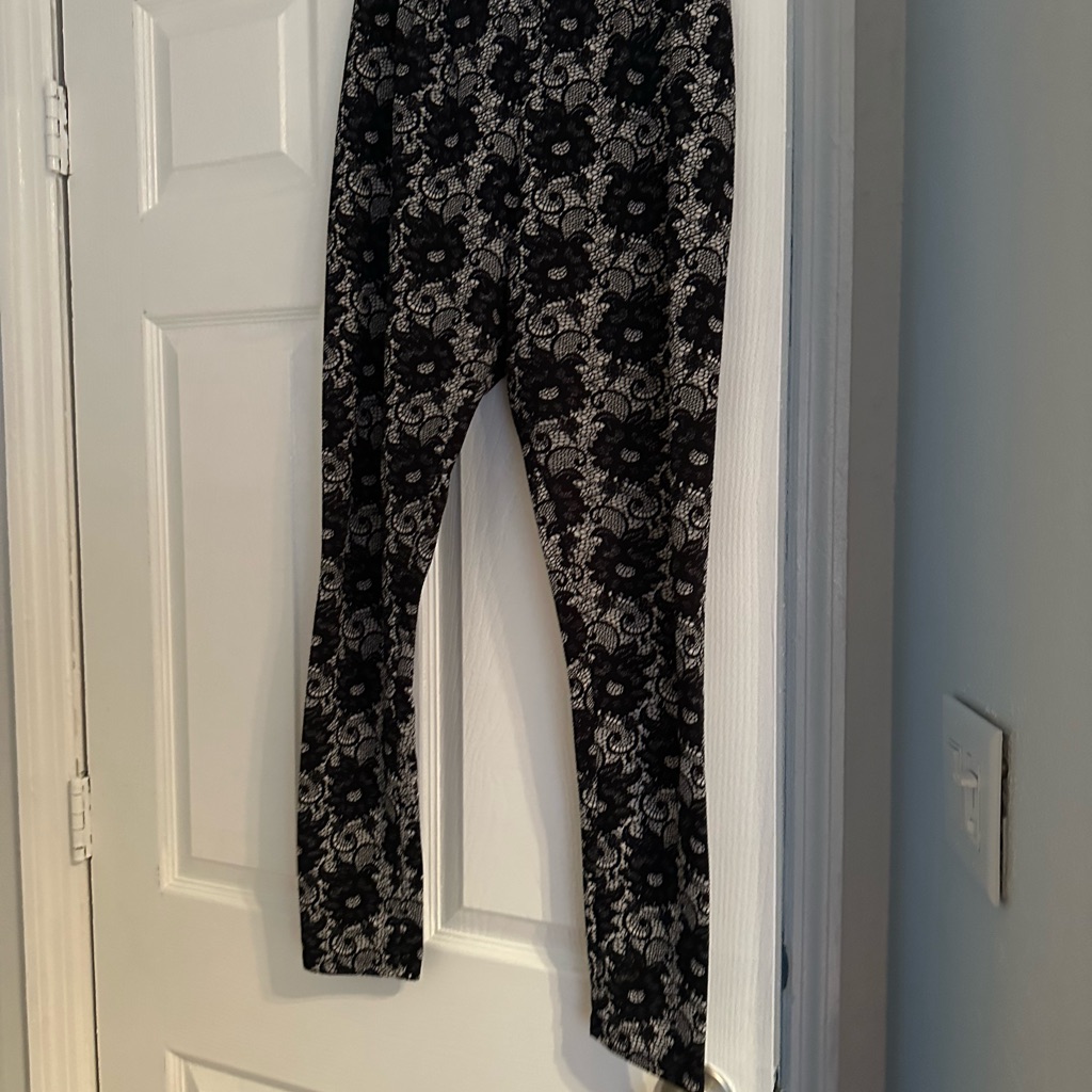 43 Leggings Not Sure Of The Brand Black And Cream